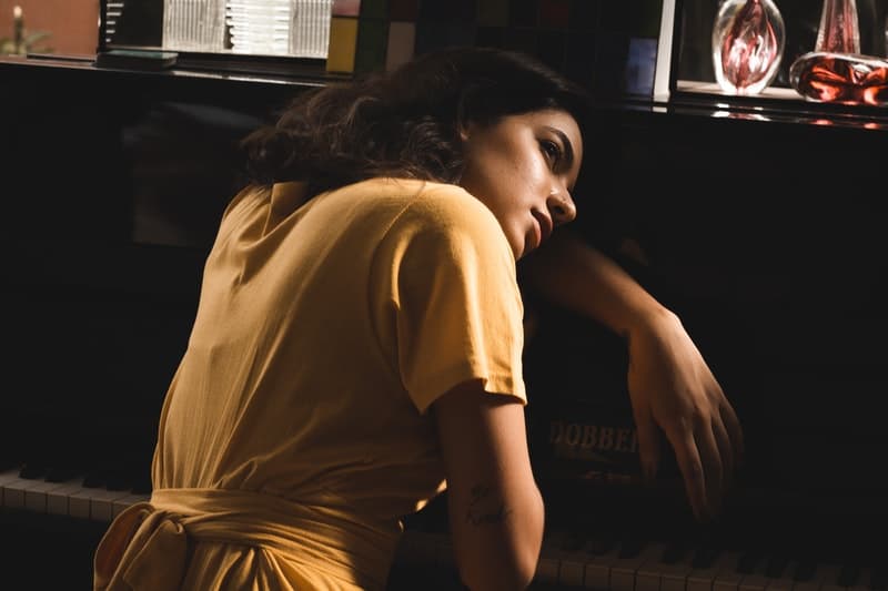 dissapointed kvinna på piano