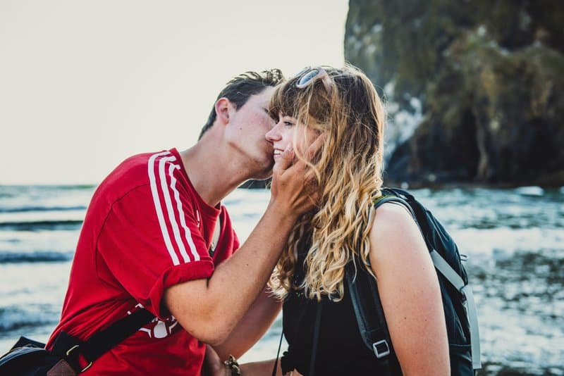 en man kysser en kvinna på kinden