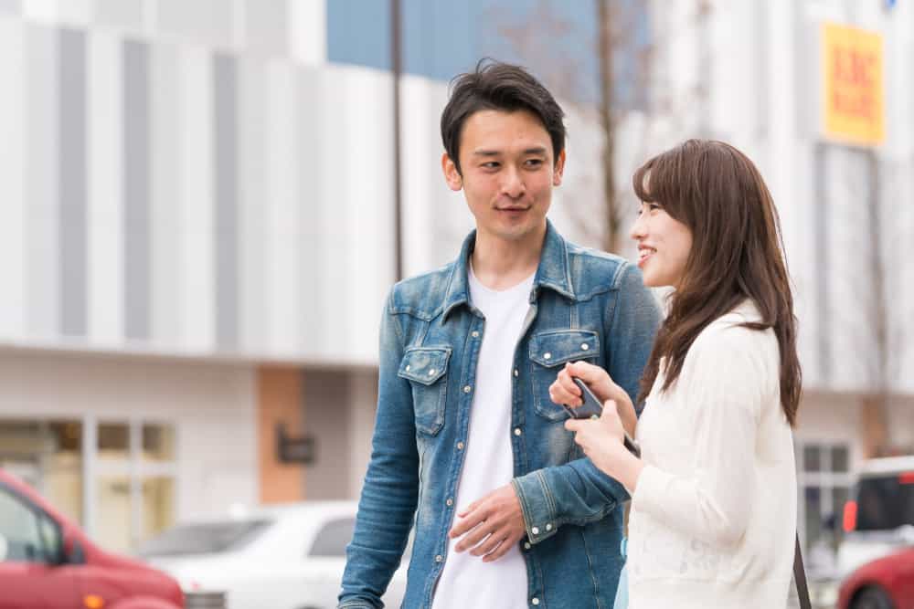 ett kinesiskt par som flörtar på gatan