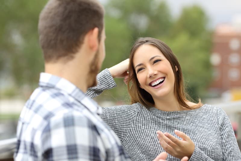 glad kvinna som pratar med en man