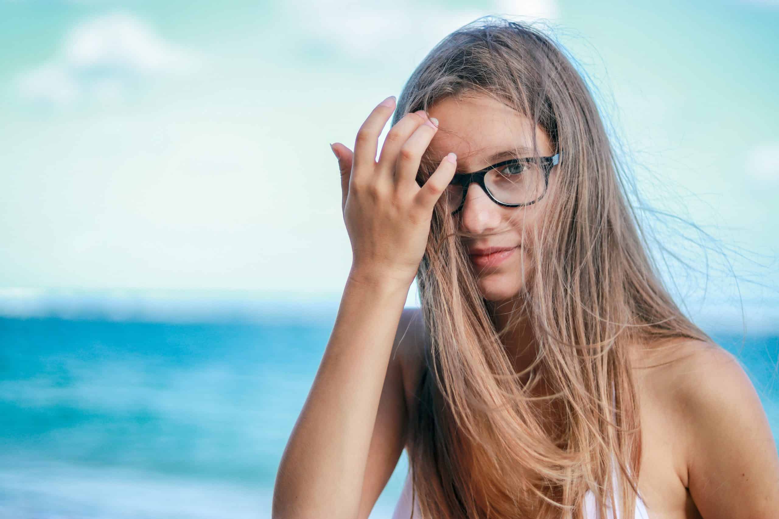 kvinna med glasögon på stranden