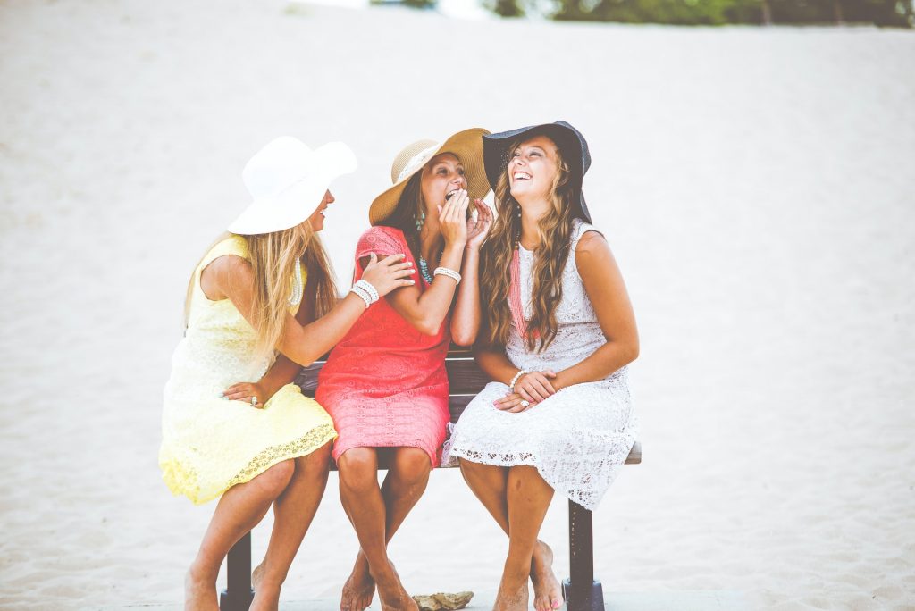 kvinnan skrattar med sina vänner
