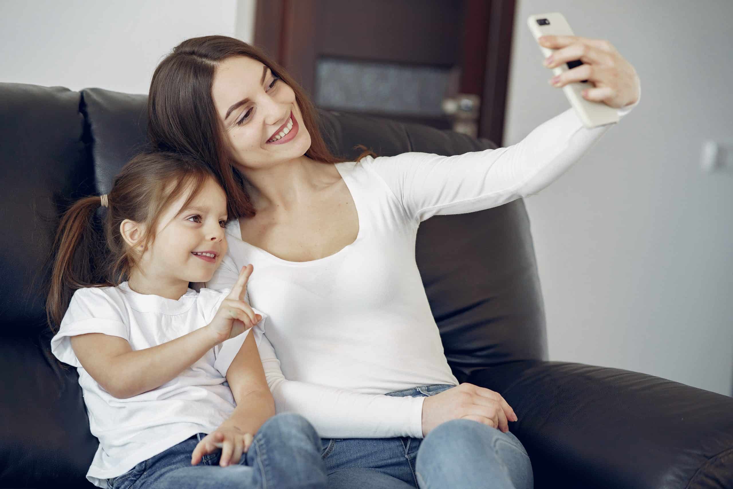 le kvinnor och barn som tar selfie på smartphone
