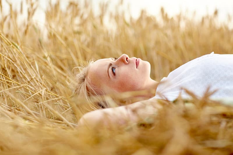 medveten kvinna liggande på gräset
