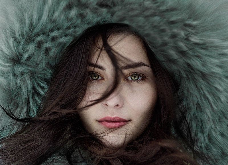 närbild foto av kvinna med vinterhuva