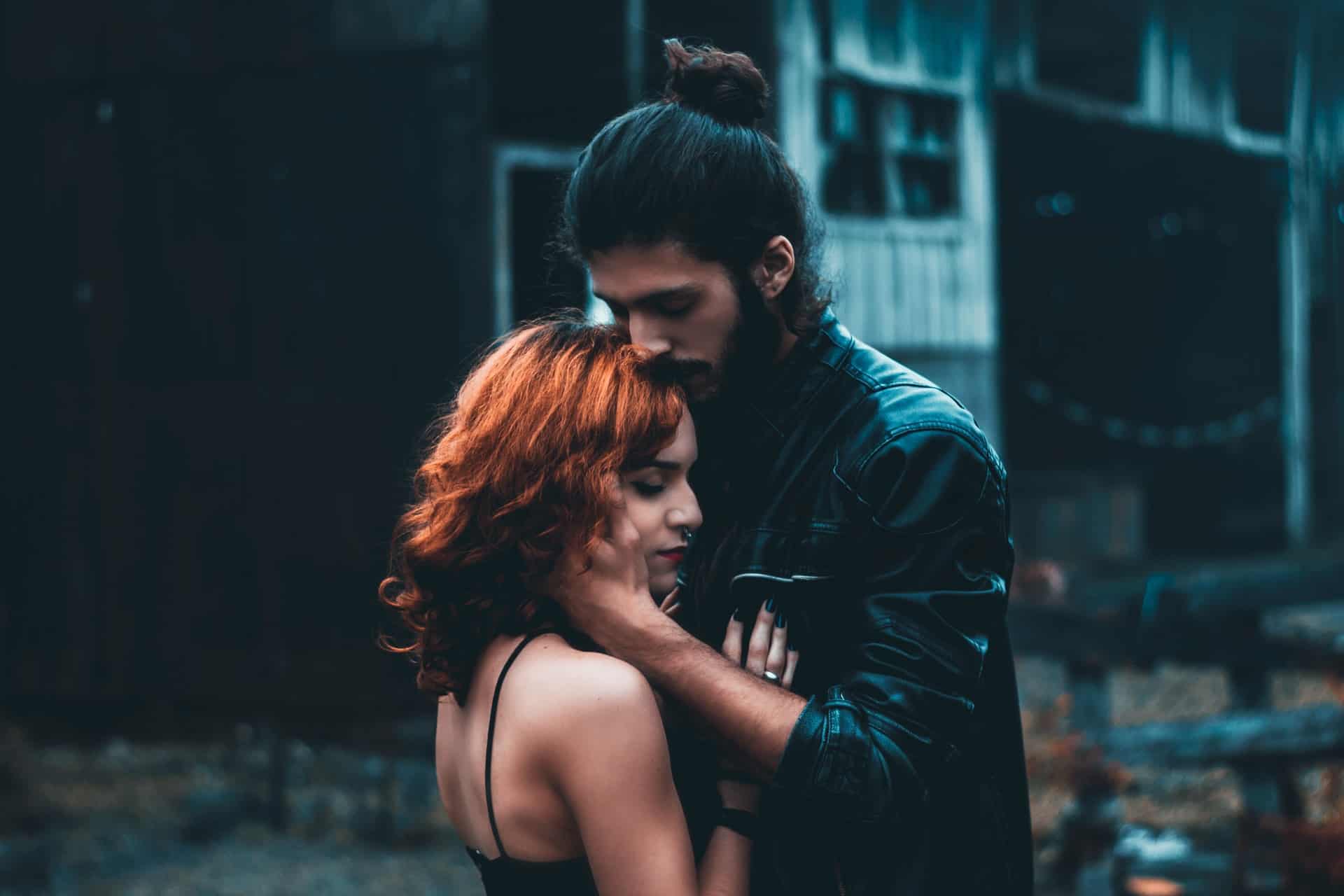 romantisk man och kvinna som kramar