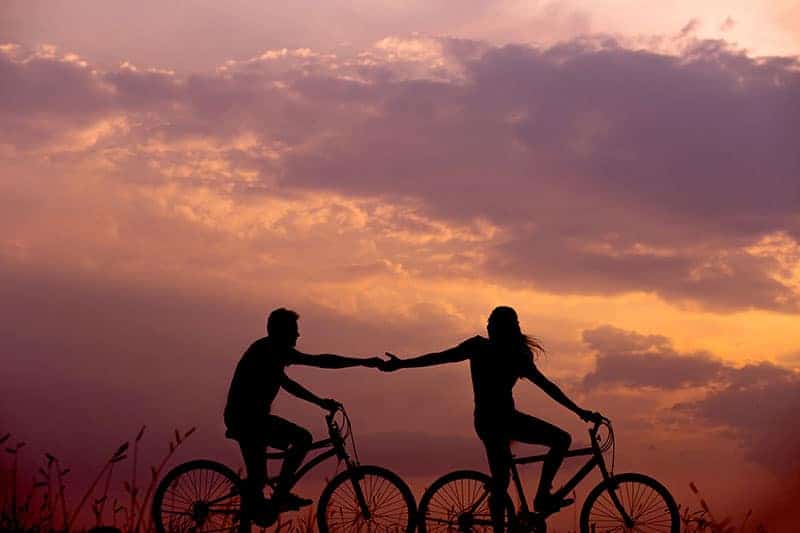silhuett av man och kvinna på cyklar