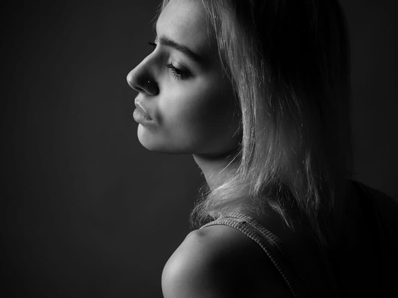 svartvitt foto av kvinnan i djupa tankar