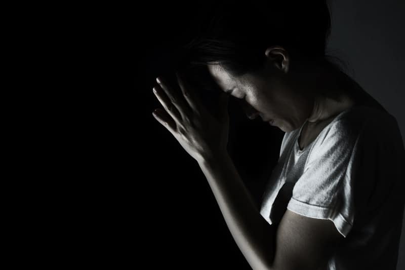 svartvitt foto av ledsen kvinna
