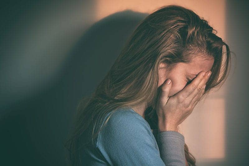ung deprimerad kvinna som gråter