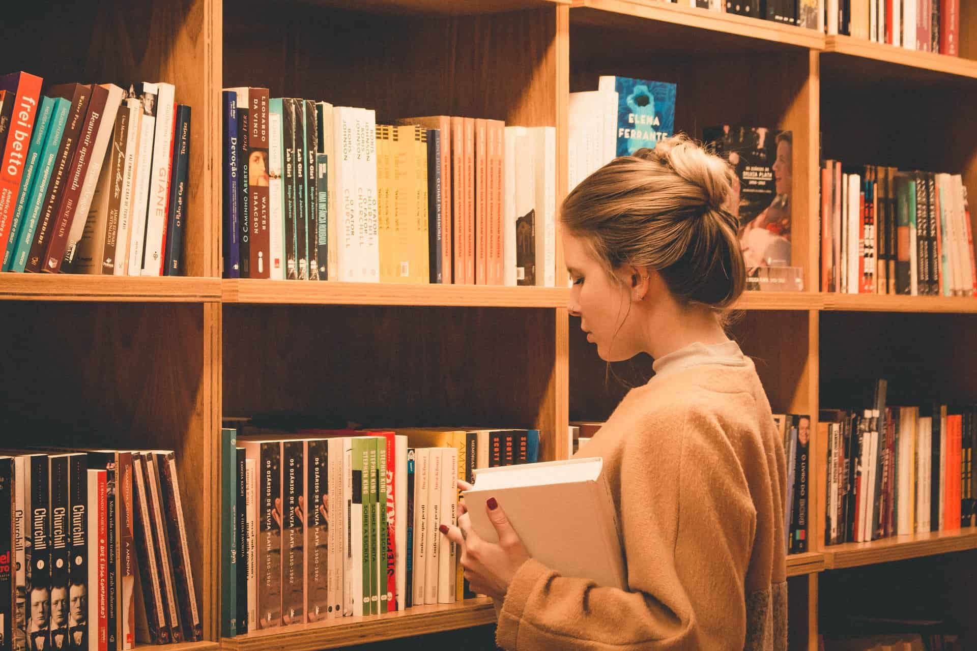 ung kvinna i biblioteket