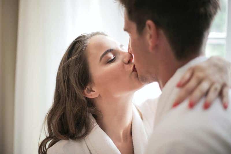ung kvinna kysser man passionerad