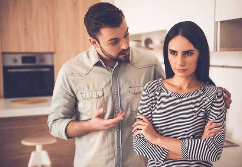 upprörd kvinna vill inte lyssna på sin man medan hon pratar