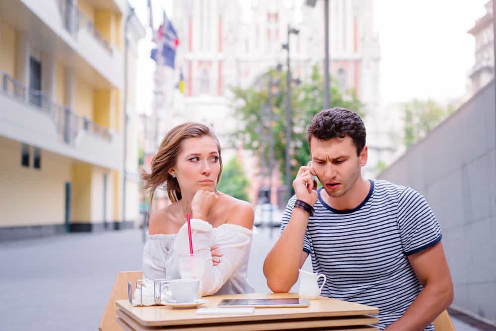 Den attraktiva kvinnan är arg på att hennes pojkvän pratar i telefon