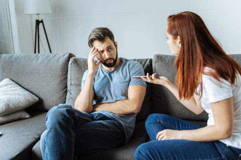Olycklig arg kvinna som pratar med sin pojkvän