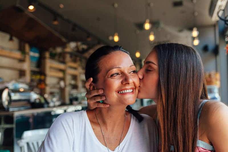 dotter kysser mamma på kinden
