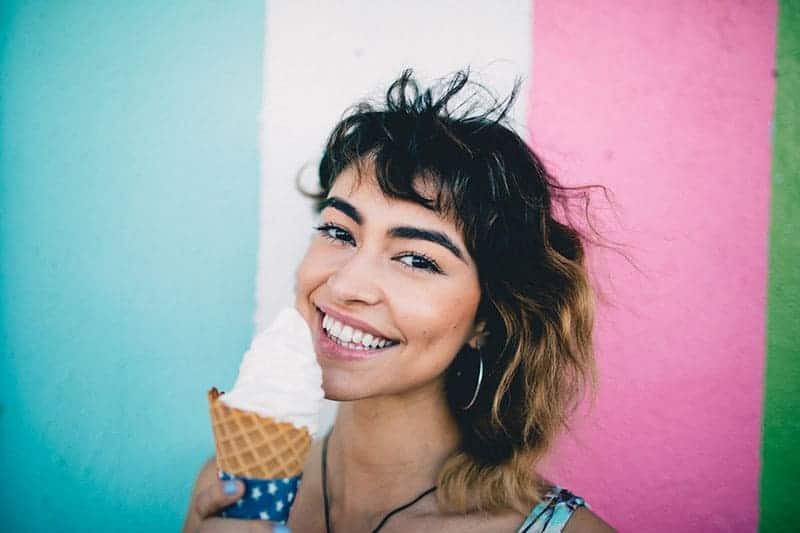 glad kvinna poserar med glass