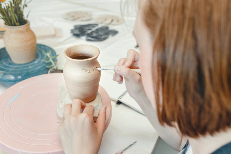 kvinna gör keramik