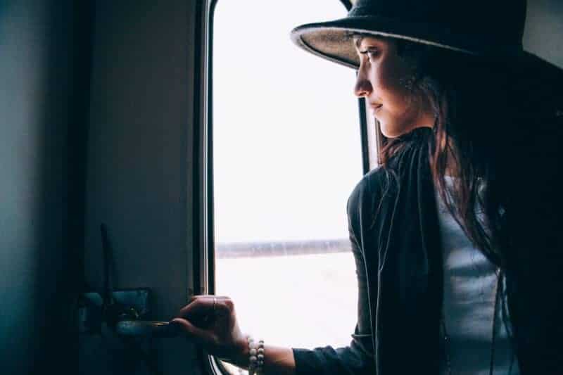 kvinna med hatt i tåget