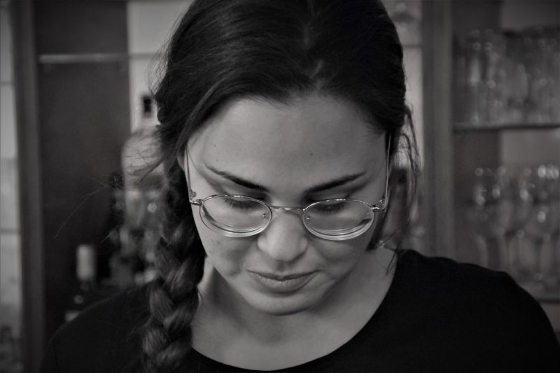 kvinna i svart skjorta bär glasögon