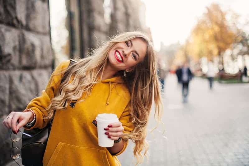 le blond kvinna med kaffe