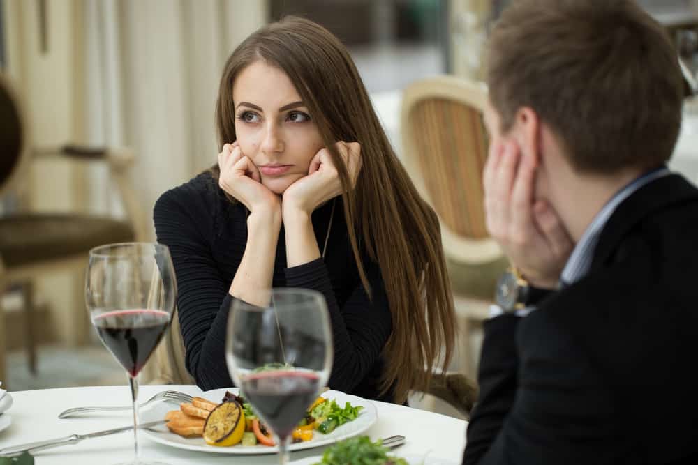 man och kvinna på ett dåligt datum på restaurangen