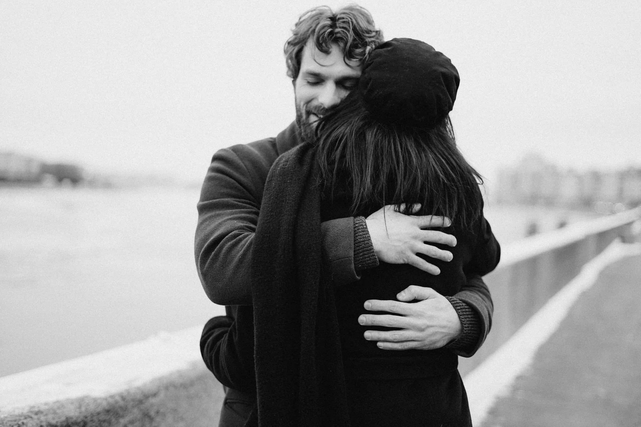 svartvitt foto av par som kramar