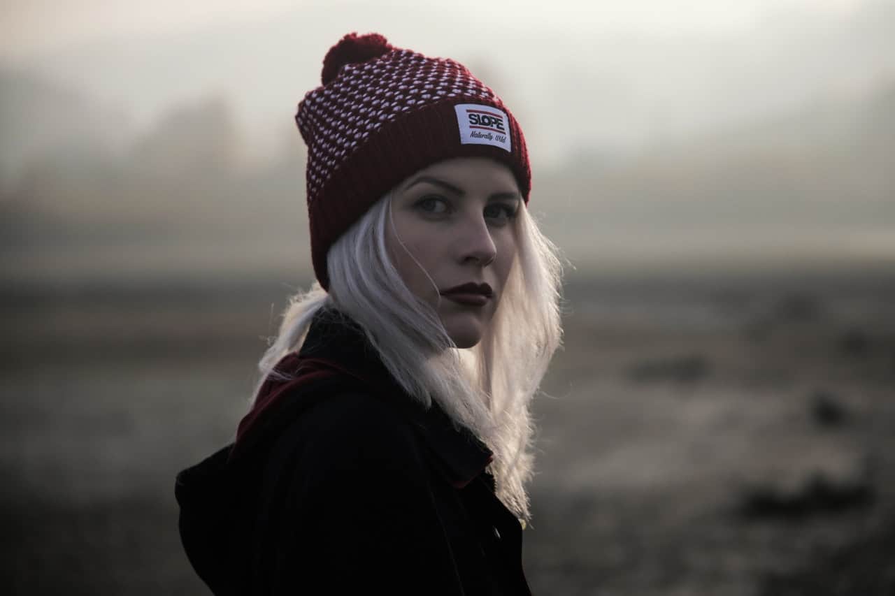 ung blond kvinna med rött vinterlock