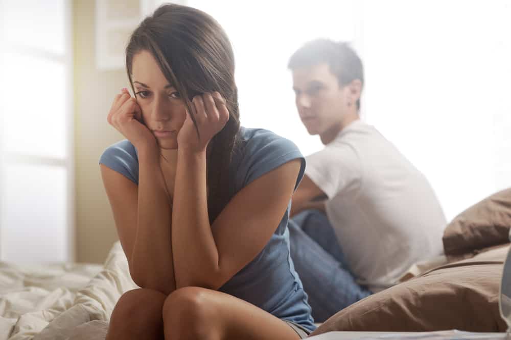 upprörd kvinna och man som har förhållandeproblem hemma