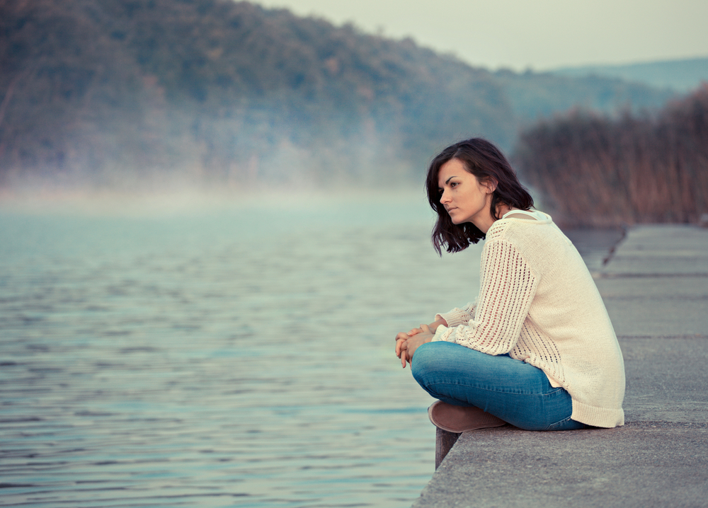 Flickasammanträde vid sjön ensam