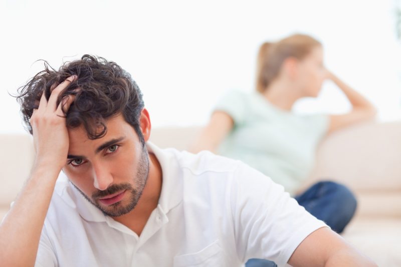 Sorgliga par som är arg på varandra i deras vardagsrum