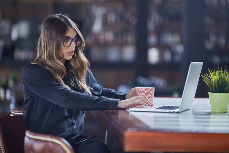 attraktiv affärskvinna som arbetar på bärbara datorn