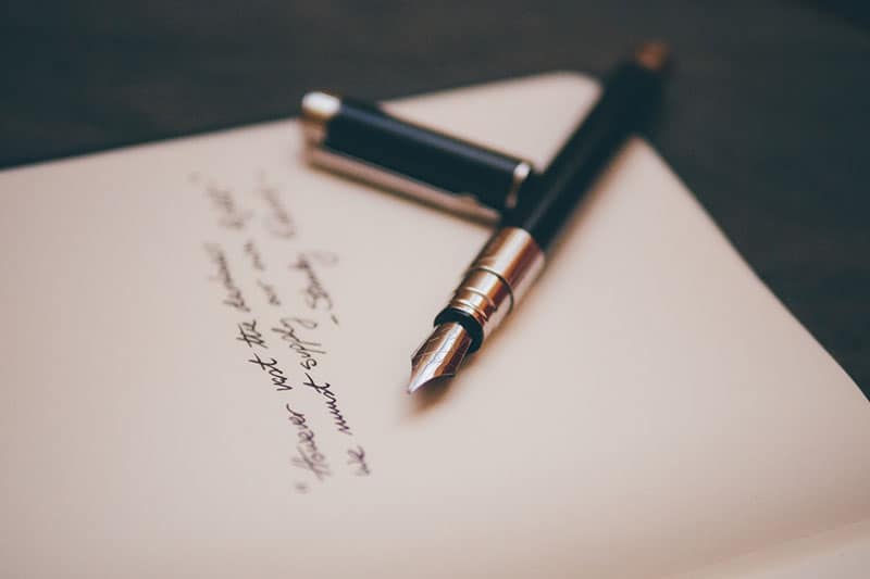 brev och den gammaldags penna