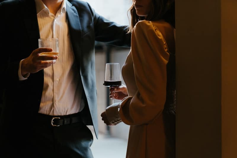 en man och en kvinna dricker vin