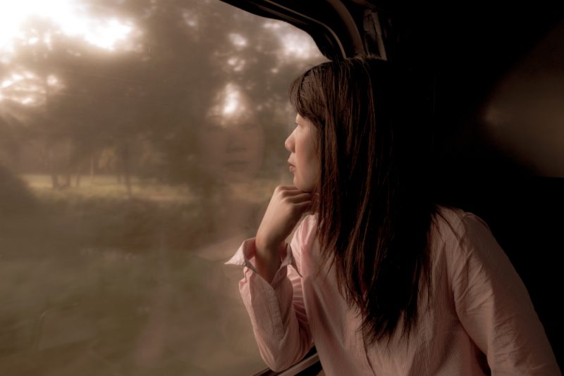 ensam kvinna som sitter på tåget