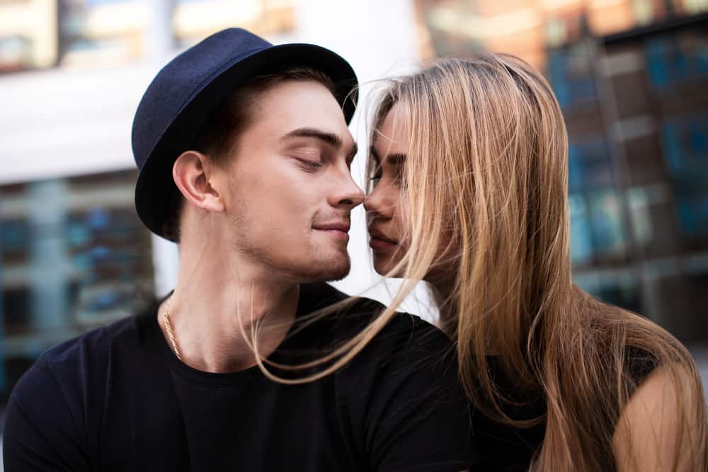 ett kärleksfullt par som kysser på gatan