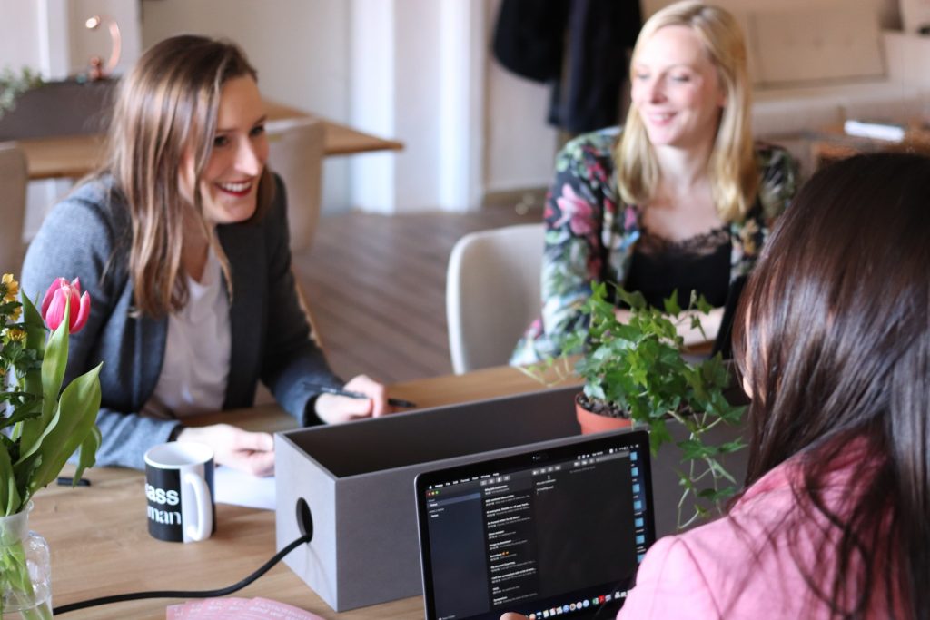 grupp vänner som ler på jobbet
