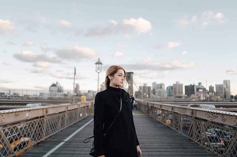 kvinna som står ensam på bron