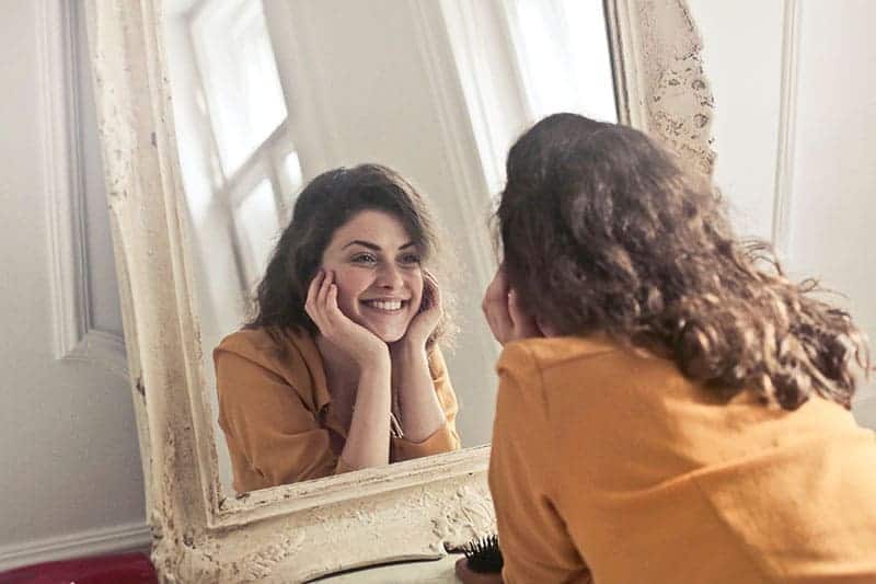 kvinna som tittar på sig själv i spegeln