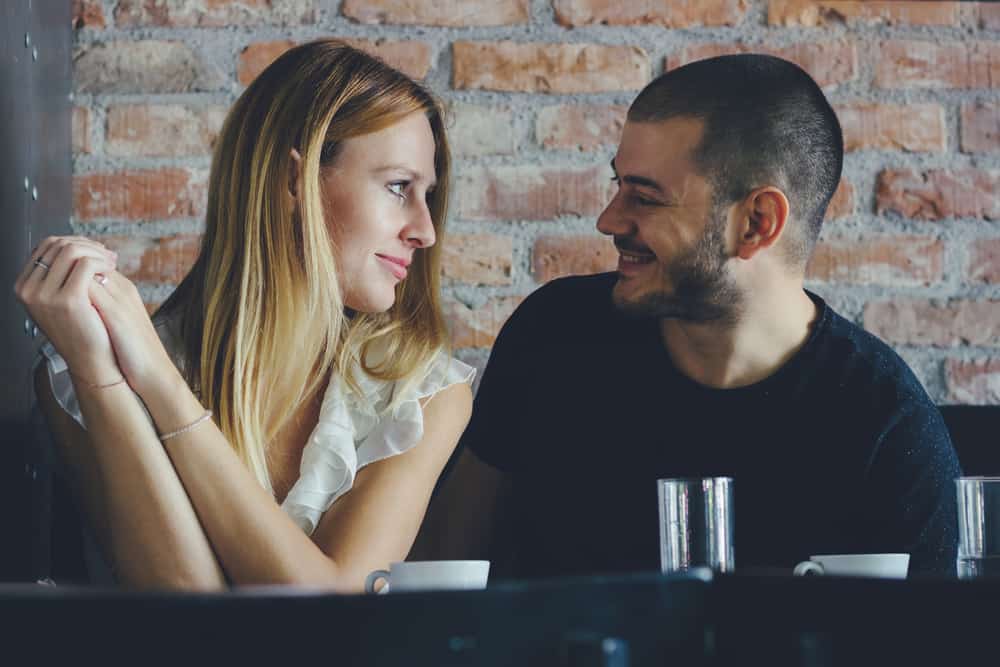 leende man och kvinna på datum