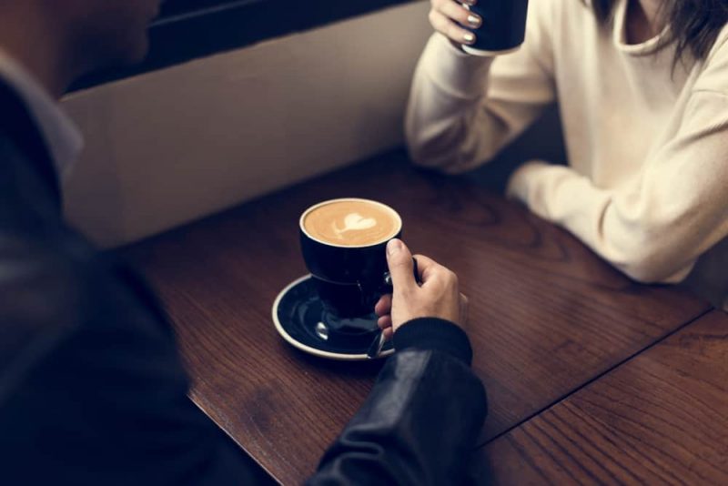man och kvinna dricker kaffe