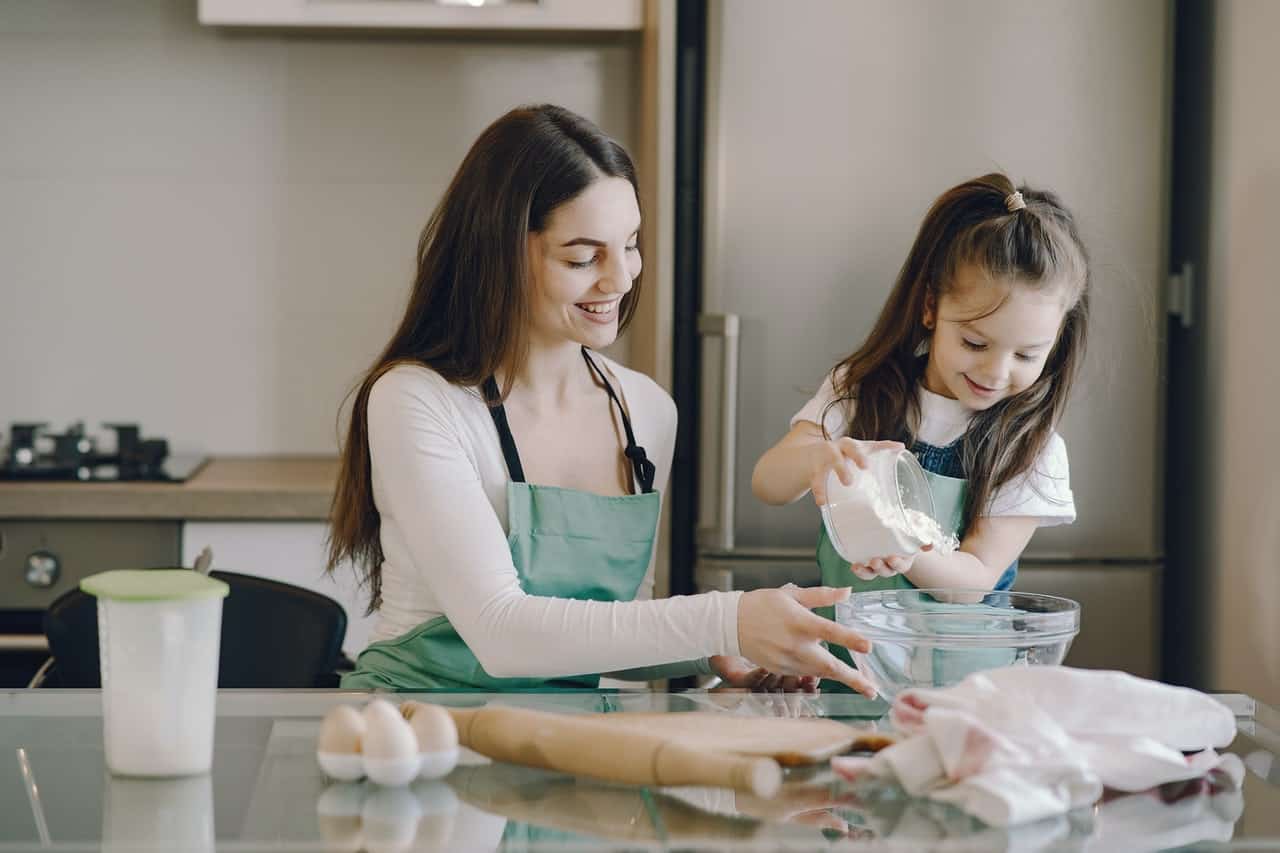 mor och dotter som lagar mat tillsammans