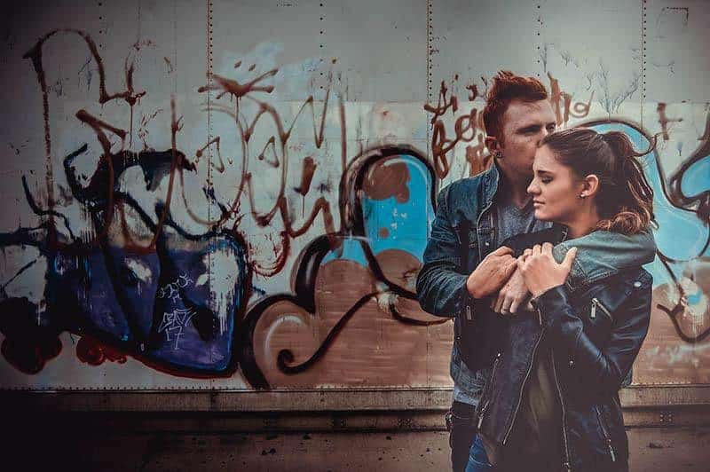 par kramar nära graffiti vägg