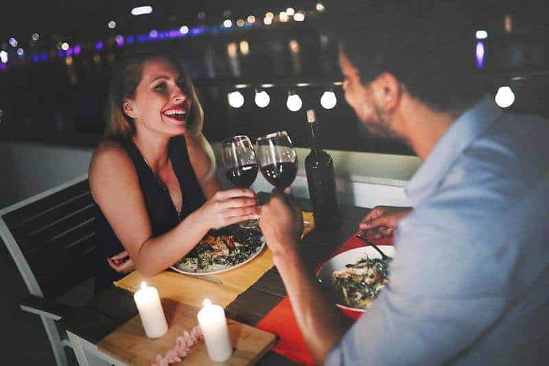 romantiska par som äter middag på restaurangen