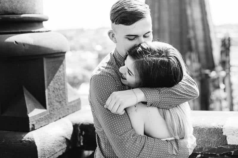 svartvitt foto av par som kramar utanför