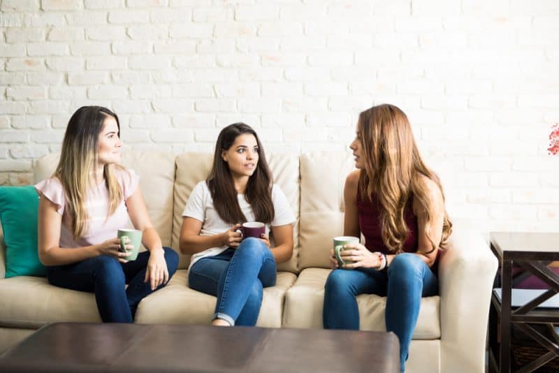 tre kvinnor som sitter i soffan och pratar