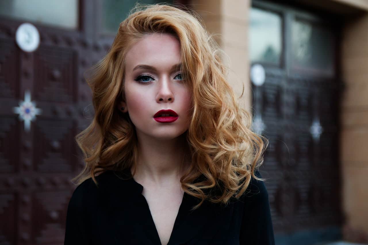 ung blond kvinna med svart skjorta i staden