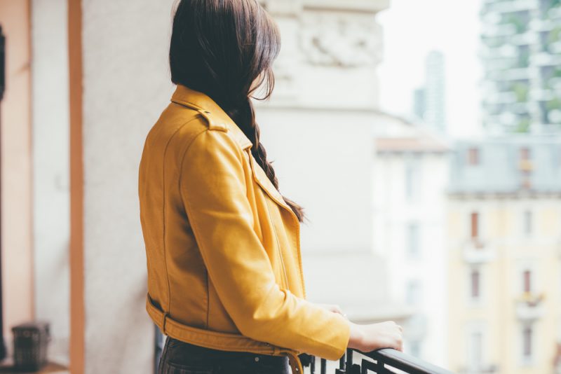 ung kvinna som bär gul jacka