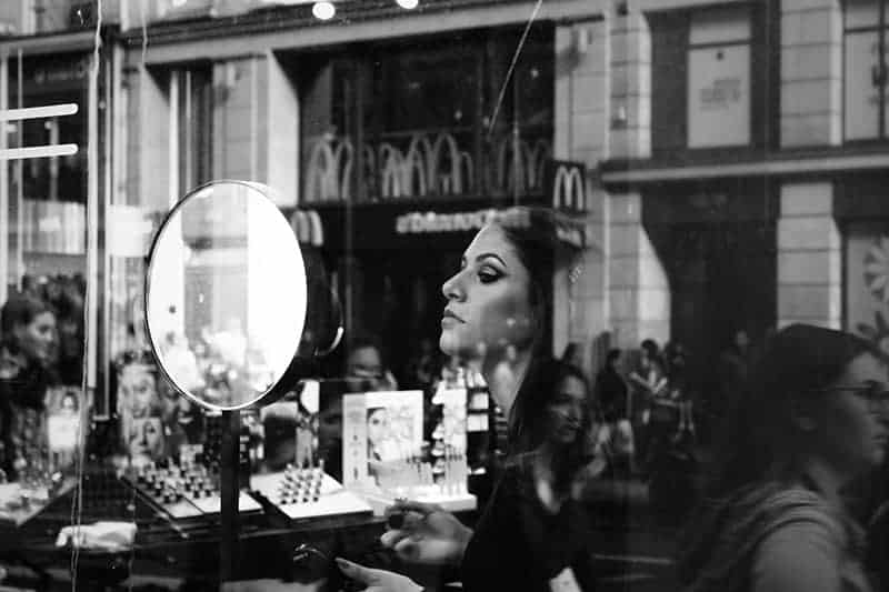 vacker kvinna som tittar på spegeln