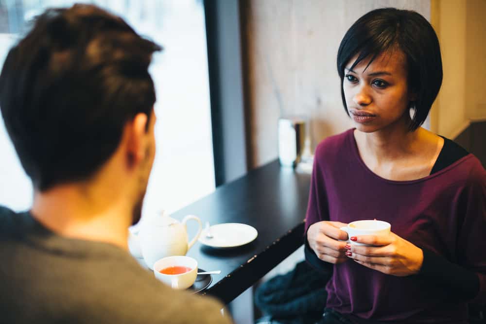 älskande par som dricker kaffe i ett kafé och pratar